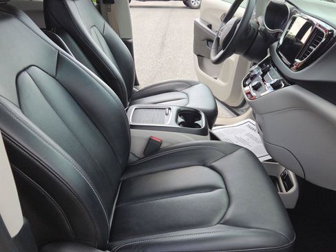 Used 2024 Chrysler Pacifica Touring-L FWD image 20