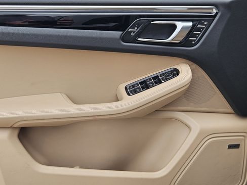 Certified 2026 Porsche Macan AWD/4WD image 22