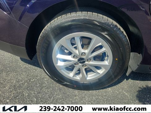 Certified 2023 Kia Carnival LX FWD image 9