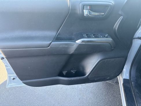 Used 2021 Toyota Tacoma TRD Off-Road image 10