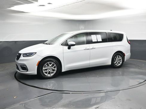 Used 2023 Chrysler Pacifica Touring-L image 2