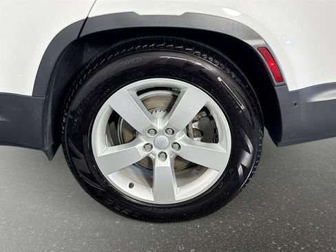 Used 2023 Land Rover Defender 130 SE image 34