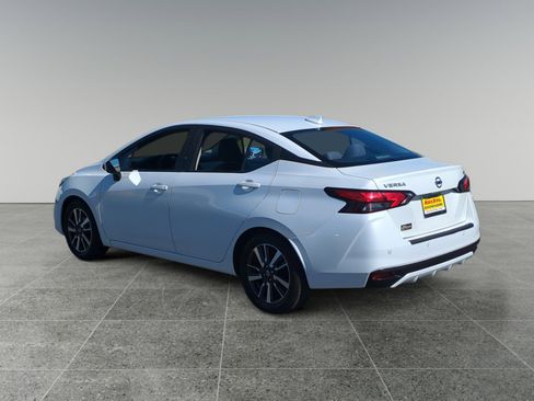 Used 2021 Nissan Versa SV image 5