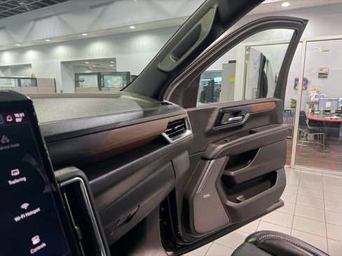 Used 2025 GMC Yukon Denali AWD/4WD image 25