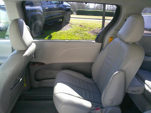 Used 2014 Toyota Sienna XLE image 30