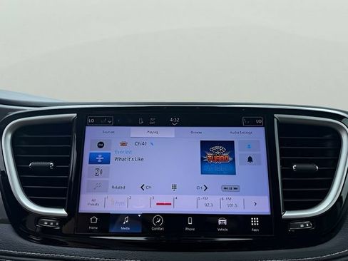 Used 2022 Chrysler Pacifica Touring-L FWD image 21