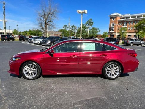 Used 2020 Toyota Avalon XLE w/ Moonroof Package image 4