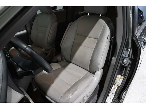 Used 2019 Toyota Sienna XLE w/ XLE Navigation Package FWD image 14