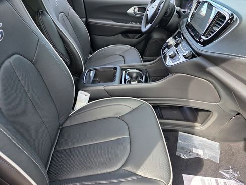 New 2026 Chrysler Pacifica Limited w/ Uconnect Theater Family Group image 12