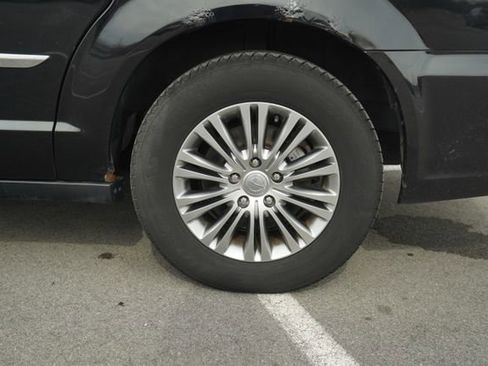 Used 2013 Chrysler Town & Country Touring-L w/ Driver Convenience Group image 40