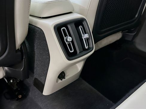 Used 2023 Volvo XC40 B5 Ultimate image 29