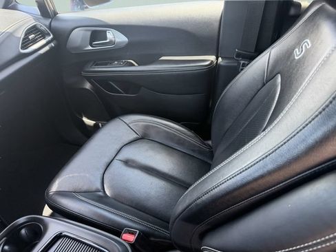Used 2022 Chrysler Pacifica Touring-L w/ Uconnect Theater Family Group AWD/4WD image 19