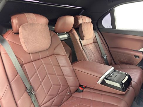 Used 2023 BMW i7 xDrive60 w/ Executive Package 2 image 51