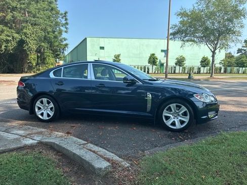 Used 2010 Jaguar XF Luxury RWD image 2