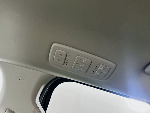 Used 2024 Kia Carnival LX image 25