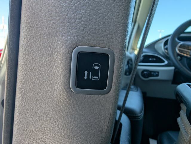 Used 2024 Chrysler Pacifica Touring-L FWD image 19