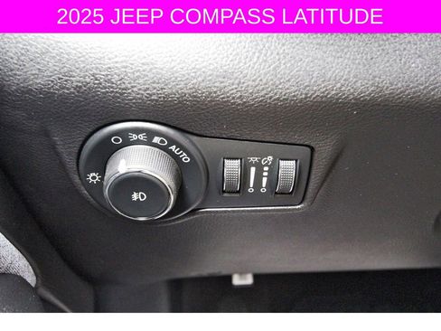 Used 2025 Jeep Compass Latitude w/ Convenience Group image 20