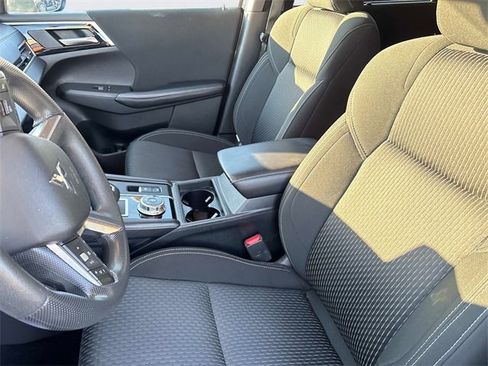 Used 2024 Mitsubishi Outlander ES image 25