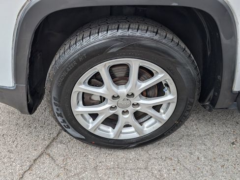 Used 2014 Jeep Cherokee Latitude FWD image 25