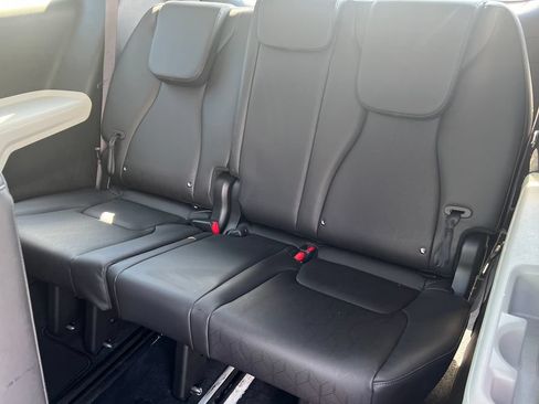 Used 2024 Kia Carnival LX FWD image 18