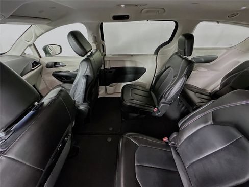 Used 2023 Chrysler Pacifica Touring-L FWD image 11