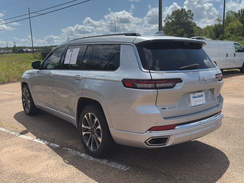 Used 2022 Jeep Grand Cherokee L Overland w/ Luxury Tech Group IV AWD/4WD image 9