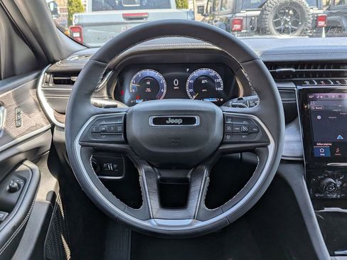 Used 2025 Jeep Grand Cherokee L Limited w/ Luxury Tech Group II image 14