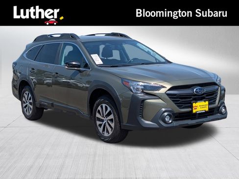 Used 2025 Subaru Outback Premium AWD/4WD image 1