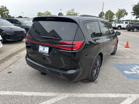 New 2026 Chrysler Pacifica Limited w/ S Appearance Package image 30