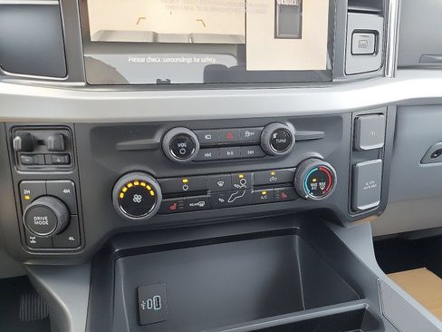 New 2026 Ford F250 XLT w/ XLT Premium Package AWD/4WD image 13