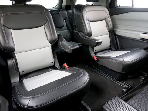 Used 2023 Ford Explorer XLT w/ Equipment Group 202A image 9