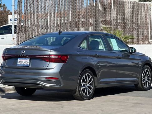 Certified 2025 Volkswagen Jetta SE image 4