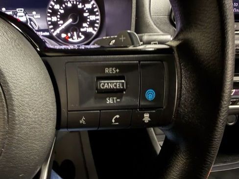 Used 2023 Nissan Rogue SV image 32