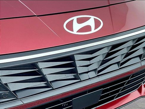 Used 2025 Hyundai Elantra Limited FWD image 32