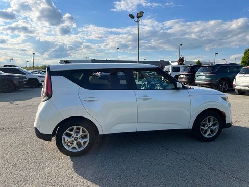 Used 2023 Kia Soul LX w/ LX Technology Package FWD image 2