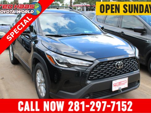 Used 2025 Toyota Corolla Cross LE w/ Moonroof Package FWD image 1