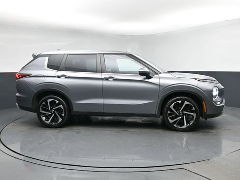 Used 2022 Mitsubishi Outlander SE image 3