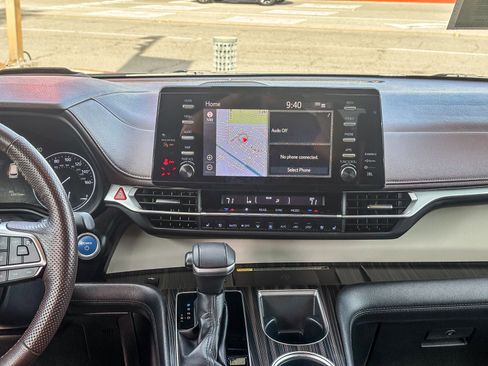 Used 2022 Toyota Sienna Platinum image 16