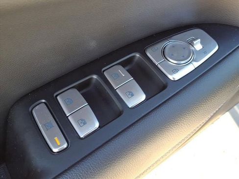 Used 2025 Genesis G70 2.5T image 12