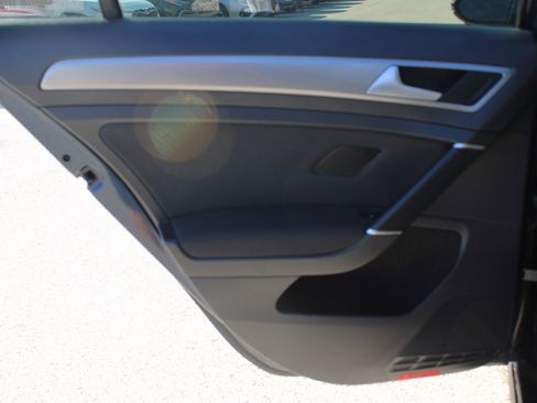 Used 2016 Volkswagen Golf S image 21