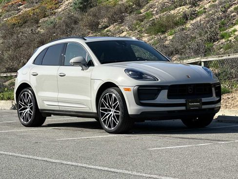 Certified 2025 Porsche Macan image 10