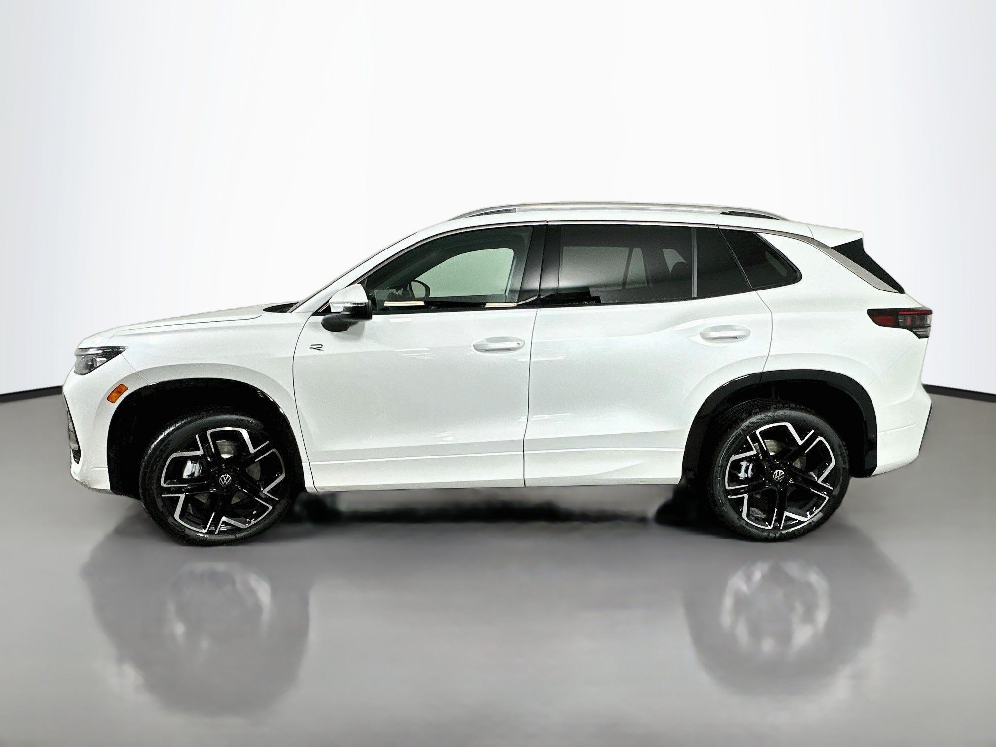 New 2026 Volkswagen Tiguan SEL R-Line AWD/4WD image 4