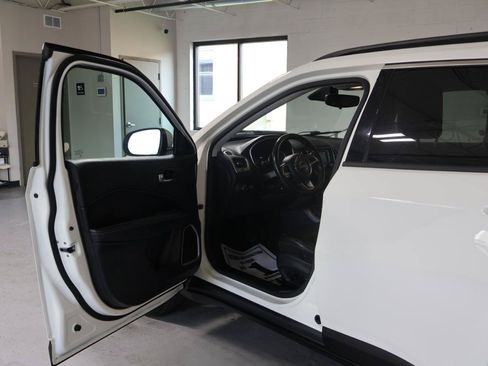 Used 2018 Jeep Compass Latitude FWD image 14