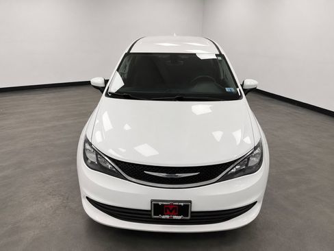 Used 2017 Chrysler Pacifica Touring w/ Tire & Wheel Group FWD image 11