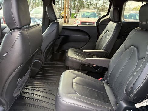 Used 2019 Chrysler Pacifica Touring-L w/ S Appearance Package FWD image 11