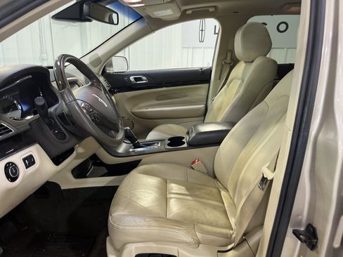 Used 2017 Lincoln MKT AWD image 7