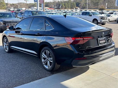 Used 2022 Volkswagen Jetta SE image 2