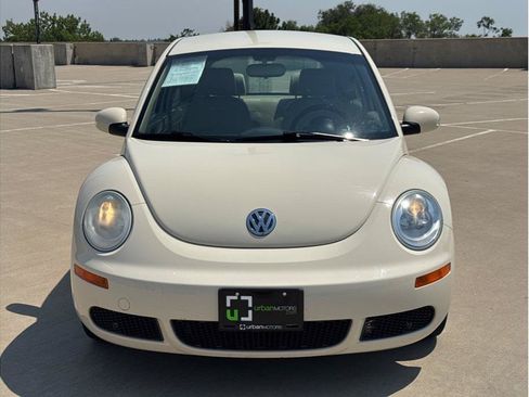 Used 2010 Volkswagen Beetle Final Edition FWD image 2