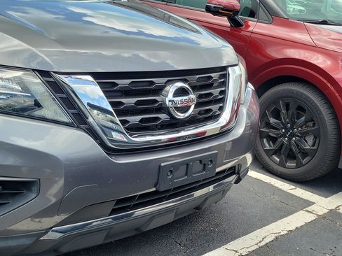 Used 2018 Nissan Pathfinder SV FWD image 2