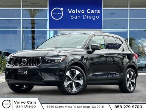Certified 2025 Volvo XC40 B5 Plus AWD/4WD image 1